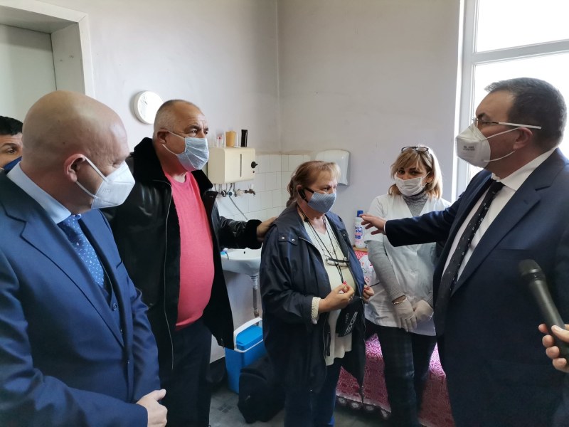 Борисов: Ако трябва, ще доставим ваксината с бронетранспортьори до отдалечените райони