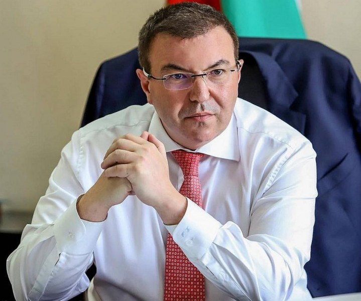 Здравният министър: Само в България тече диалог за 