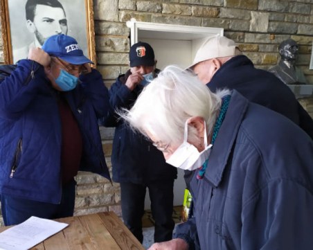 Мобилен екип ваксинира 30 души в Бойково