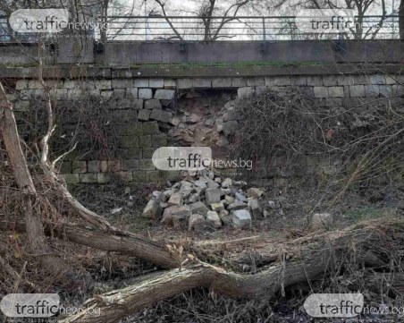 Срути се част от подпорната стена на река Марица в Пловдив
