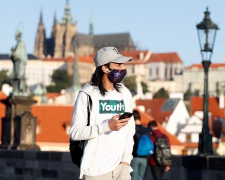 В Чехия: Задължително с две маски, ако нямаш такава с по-висока защита