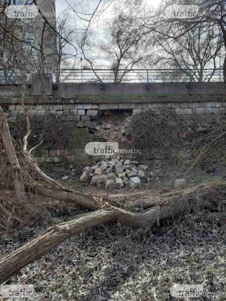 Срути се част от подпорната стена на река Марица в Пловдив