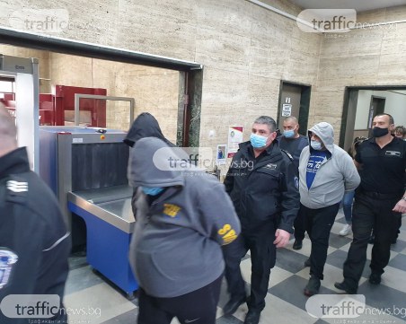 Арестуваните след разбития секс канал в Пловдив, влязоха с белезници и качулки в съда