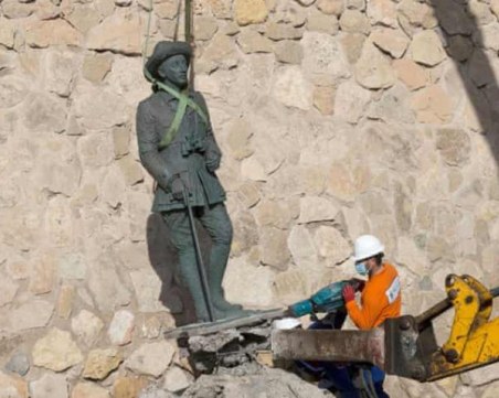 Испанците премахнаха последната статуя на Франциско Франко