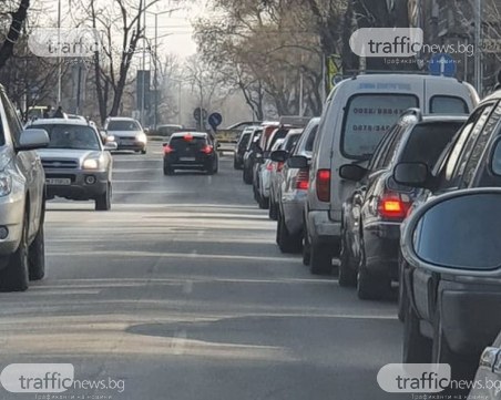 Камикадзе кара в насрещното в Пловдив в опит да заобиколи тапа