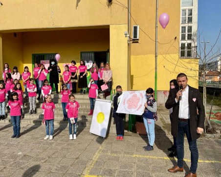 Пловдивско училище отбеляза Деня на розовата фланелка