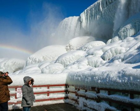 Полярният студ в САЩ замрази Ниагарския водопад