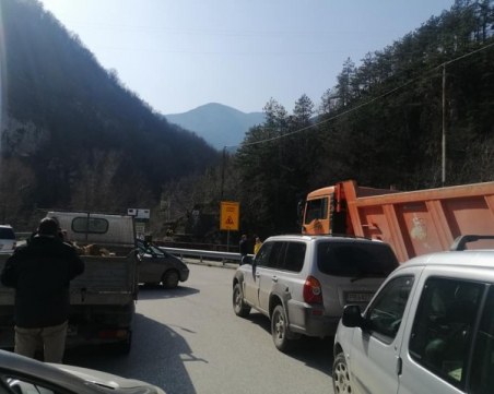 С 400 кг взрив на ден разширяват пътя Югово – Лъки