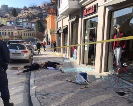 Три обвинения за мъжа, нахлул с маска и бухалка в магазин