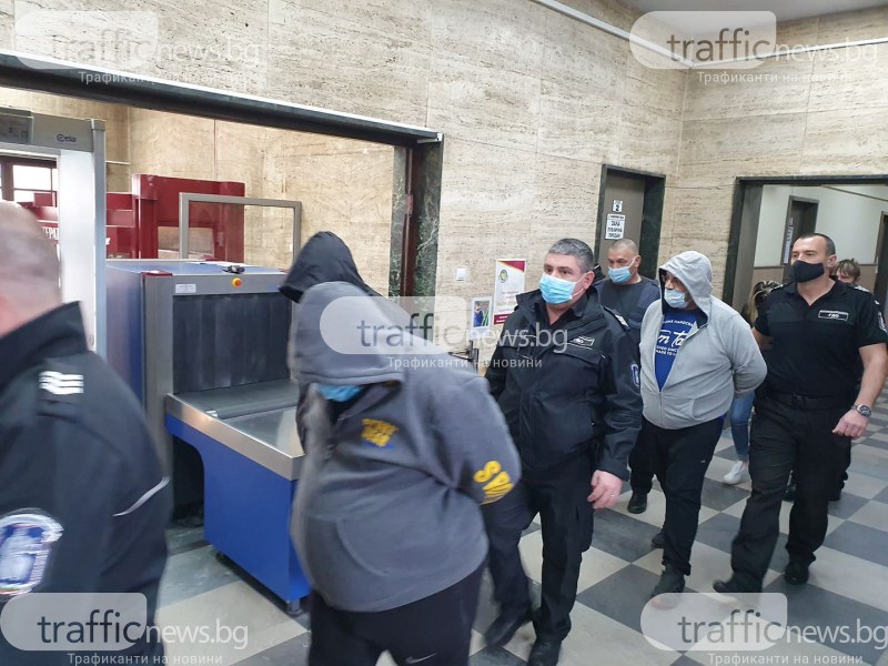 Арестуваните след разбития секс канал в Пловдив, влязоха с белезници и качулки в съда
