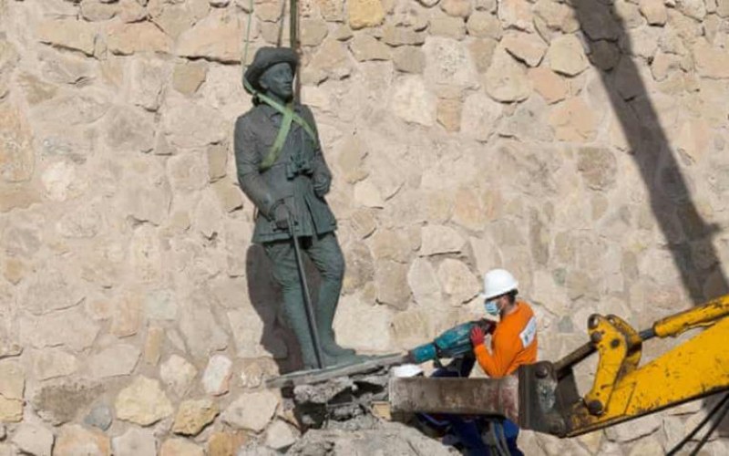 Испанците премахнаха последната статуя на Франциско Франко