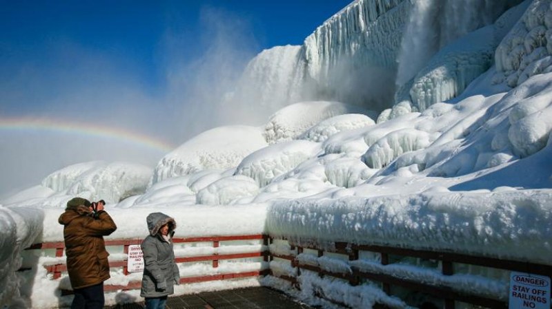 Полярният студ в САЩ замрази Ниагарския водопад