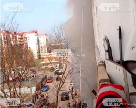 Апартамент в Столипиново пламна, два екипа огнеборци потушиха пожара