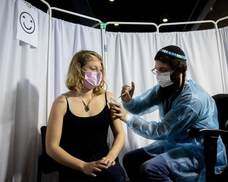 Израел ваксинира до 5 април цялото си население над 16 години