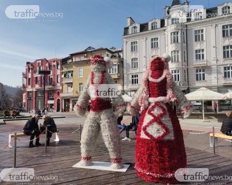 Мартенско настроение! Гигантски Пижо и Пенда радват пловдивчани