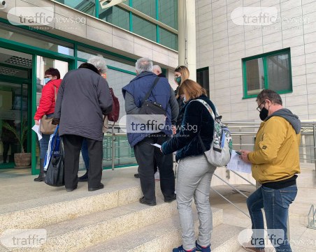 Опашки за ваксини пред денонощния център в Пловдив