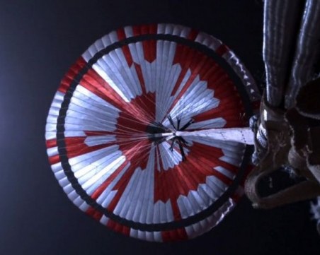 Разкриха тайно послание, закодирано в парашута на марсохода