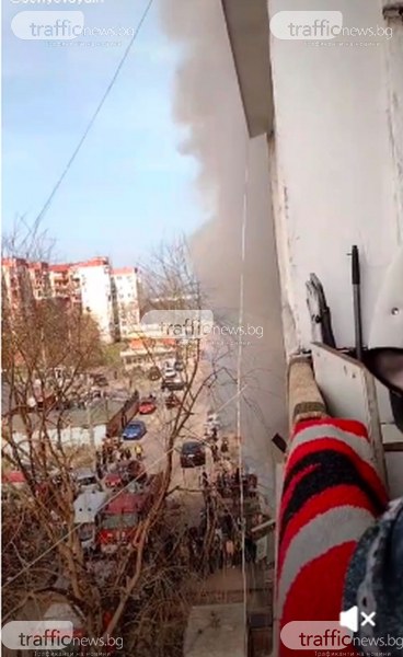 Апартамент в Столипиново пламна, два екипа огнеборци потушиха пожара