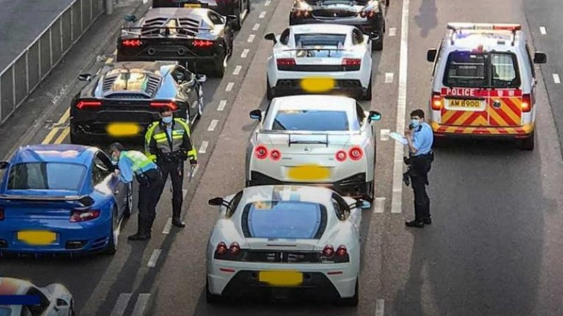 Полицията в Хонг Конг блокира 45 луксозни спортни автомобила заради улични състезания