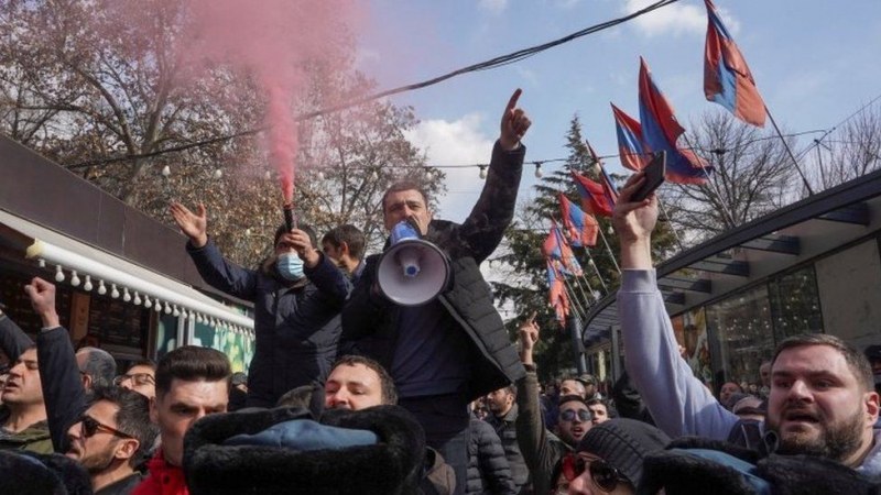 Смут в Армения: Премиерът обвинява армията в опит за преврат