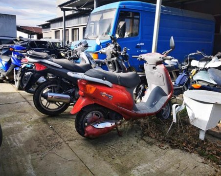 Мъж шофира с чужди табели, младеж е спипан с нерегистриран мотор