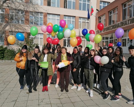 Разноцветни балони се издигнаха над пловдивско училище