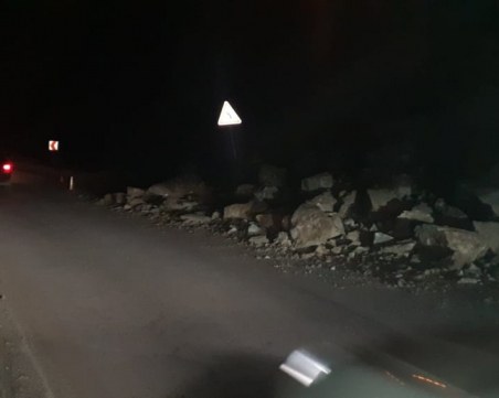 Свлачище на натоварен път край Пловдив! Движението е затруднено