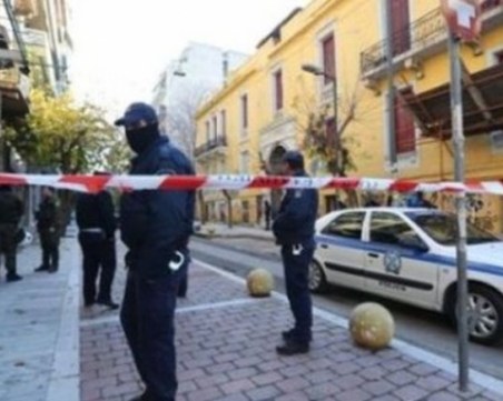 Хвърлиха запалителна бомба в общинска сграда в Атина