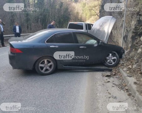 Кметът на Пловдив и директорът на полицията помагат на пострадал в катастрофа