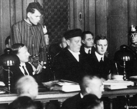 На този ден: Учредена е Българската екзархия, подпален е Райхстагът