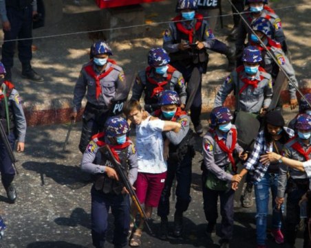 Полицията в Мианмар с мащабна акция срещу протестиращите! Загина жена