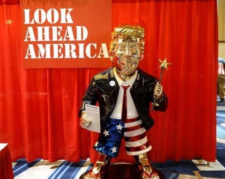 Привърженици на Тръмп му направиха златна статуя по шорти