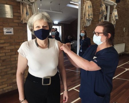 Тереза Мей се ваксинира срещу COVID-19