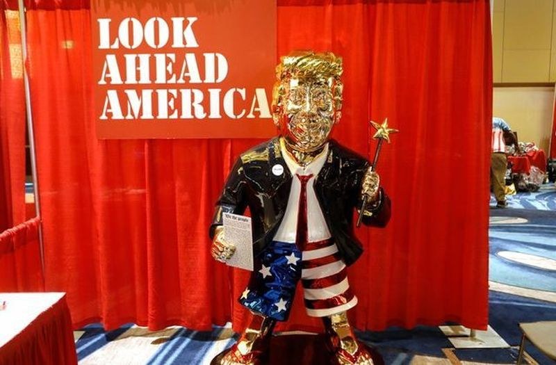 Привърженици на Тръмп му направиха златна статуя по шорти
