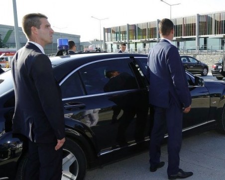 Автомобил на НСО катастрофира леко в София