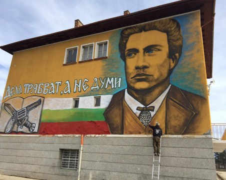 Добрият пример на графитите: Скулпторът Ангел Каравланов рисува фасади на детски градини и училища