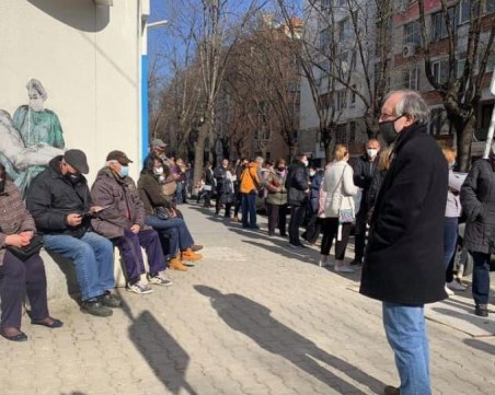 Опашки от желаещи за ваксиниране се извиха пред 