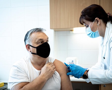 Виктор Орбан си сложи китайска ваксина