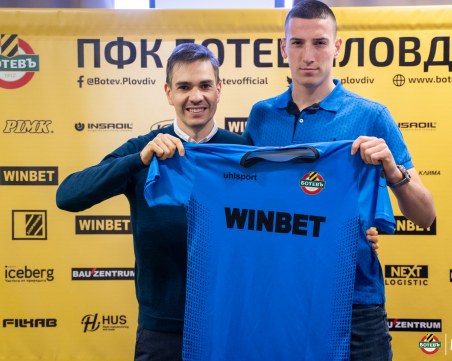 Ботев подписа първи професионален договор с юноша