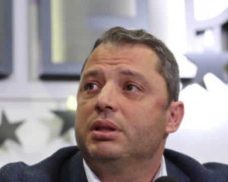 Делян Добрев е настанен в болница с COVID-19