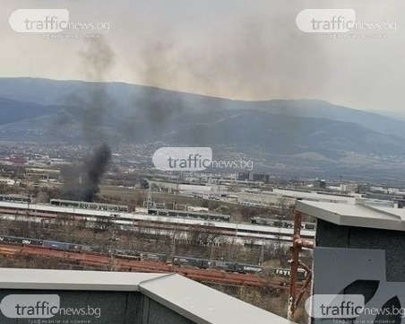 Дим се стеле в небето над Кючука, запалиха се сухи треви