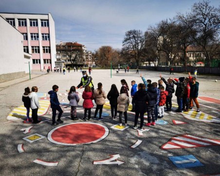 Малки пловдивчани посрещнаха Баба Марта с открит урок по безопасност на движението
