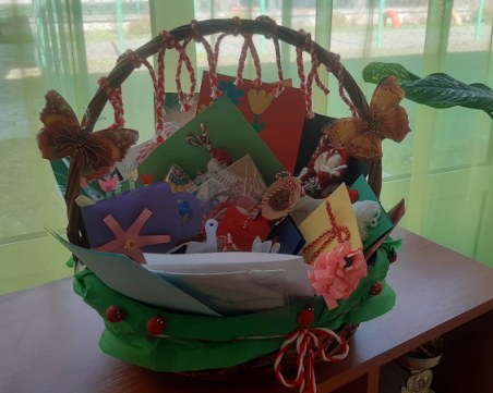 Специално за 1 март: Деца изработиха мартенички на пловдивски лекари