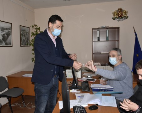 Тотев регистрира листата на ГЕРБ в Пловдив, той е след Бойко Борисов