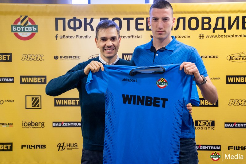 Ботев подписа първи професионален договор с юноша