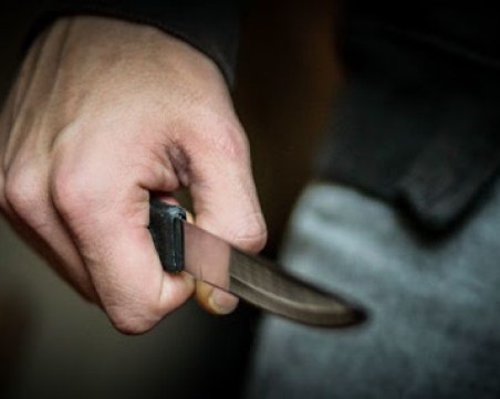 15 души пребиха жестоко и наръгаха млад мъж