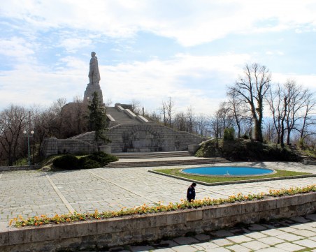 Бунарджика вече е по-цветен с 2000 теменужки