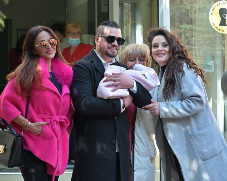 Глория посрещна дъщеря си и внучето си от болницата