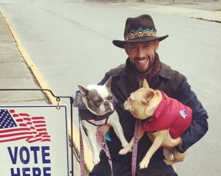 Мъжът, който се грижи за кучетата на Лейди Гага: Все още се възстановявам от много близка среща със смъртта