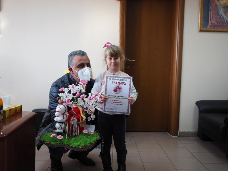 Кметът Димитър Иванов награди победителите в конкурс за най-красива мартеница